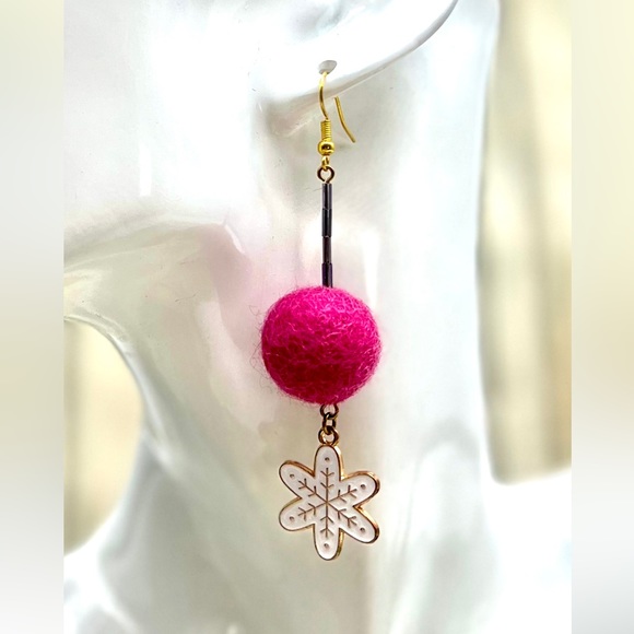 ⭐️Adorned Crown Jewelry assemblage Christmas earrings pink wool ball snowflake - Picture 2 of 8